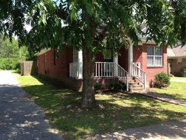 Main picture of 1572 Victor St