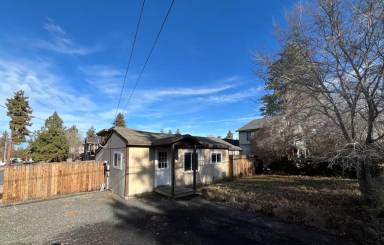 Main picture of 10 SE Roosevelt Ave