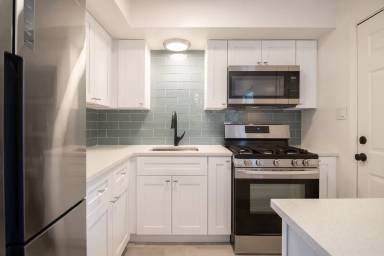 Main picture of 806 E 13th St