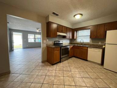 Main picture of 910 S Center St
