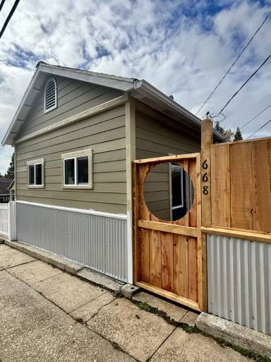 Main picture of 672 S Auburn St