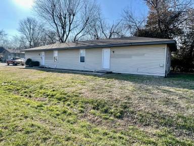 Main picture of 2405 E Pacific St