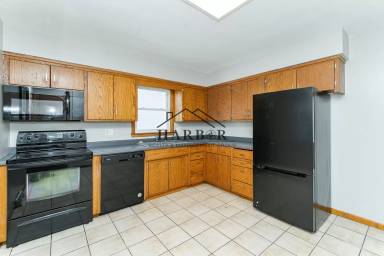 Main picture of 633 23rd St NE