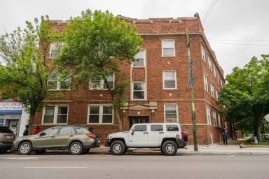 Main picture of 1243 W Byron St