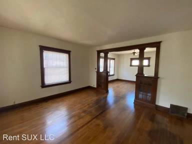 Main picture of 1505 W Palmer Ave