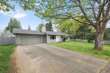 Main picture of 3730 Hoadly Loop SE