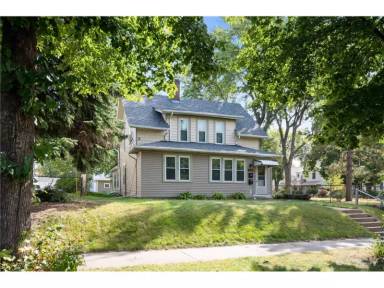 Main picture of 2405 Quincy St NE