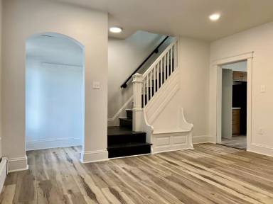 Main picture of 19 E 3rd St