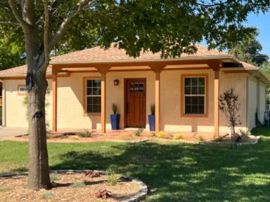 Main picture of 1806 Ricky St