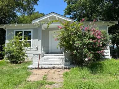 Main picture of 102 7th St SW