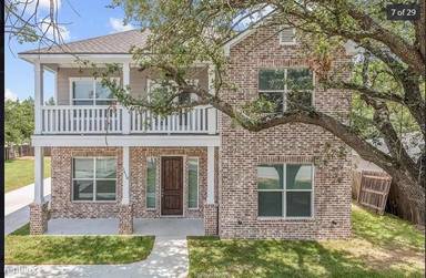 Main picture of 104 Moss St