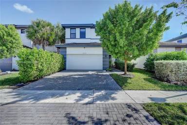Main picture of 4944 Whispering Way