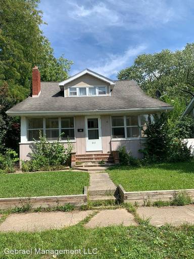 Main picture of 802 Marquette St