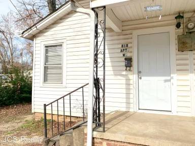 Main picture of 818 W Matthews Ave