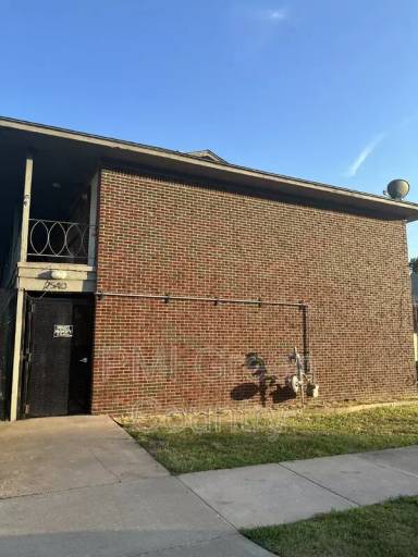 Main picture of 2540 E 7th St