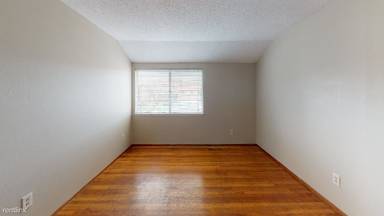 Main picture of 1075 Oaktree Dr