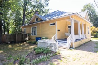 Main picture of 323 Logan St SE