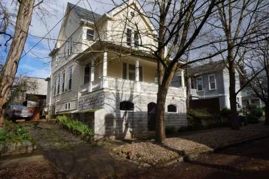 Main picture of 1325 SE Yamhill St