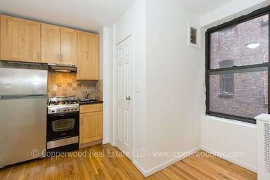 Main picture of 444 East 81st St