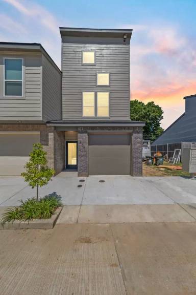 Main picture of 406 Highland Oaks Ln