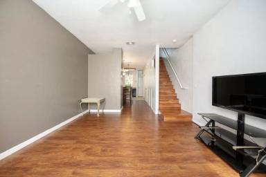 Main picture of 3910 SW 20th Ave