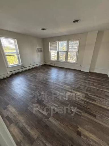 Main picture of 1571 Morris Ave