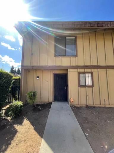 Main picture of 1221 N Peach Ave