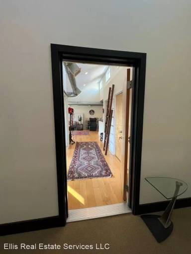 Main picture of 1001 W 39th St