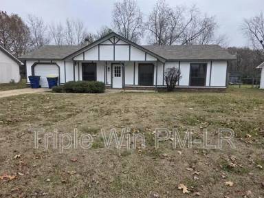 Main picture of 14 McArthur Dr