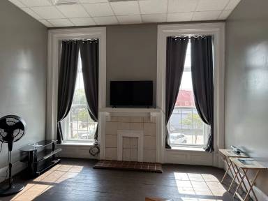 Main picture of 202 1/2 E Broad St