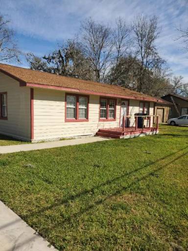 Main picture of 120 Walnut Dr