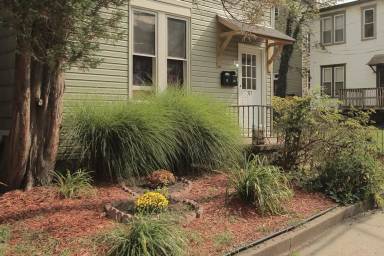 Main picture of 313 Peebles St