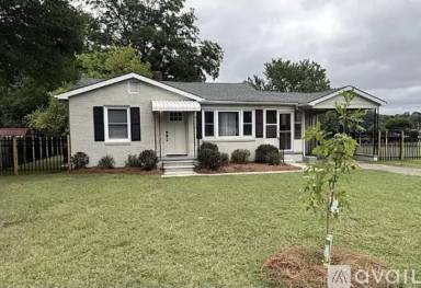 Main picture of 903 Lakeview Dr