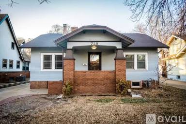 Main picture of 725 N Litchfield Ave
