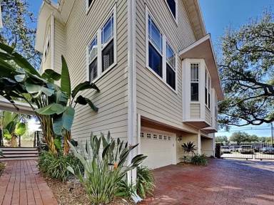 Main picture of 3315 W De Leon St