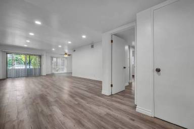 Main picture of 1532 N Hayworth Ave