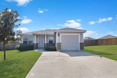 Main picture of 2433 Stoneham