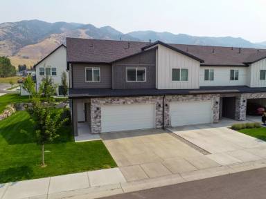 Main picture of 570 N 245 E
