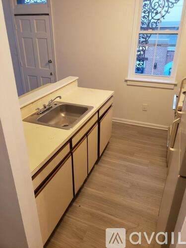 Main picture of 2053 E Monument St