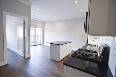 Main picture of 957 W Irving Park Rd