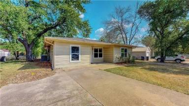 Main picture of 202 Walton Dr