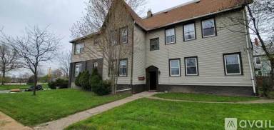 Main picture of 90 N Parade Ave
