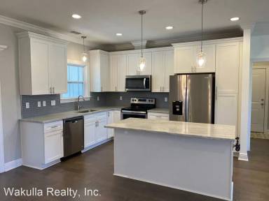 Main picture of 100 Evergreen Dr