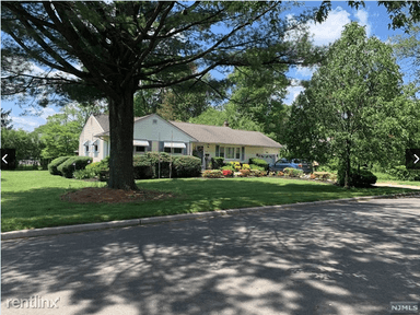 Main picture of 425 Cedar Ave