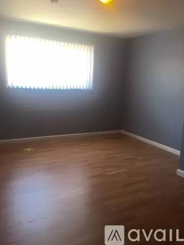 Main picture of 1585 West St