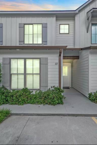 Main picture of 102 Oak Plains Aly