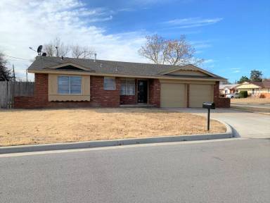 Main picture of 1001 SE Alta Ln