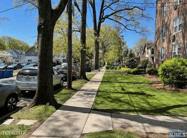 Main picture of 20 Clark St