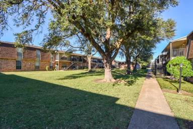 Main picture of Carriage Park Apartments