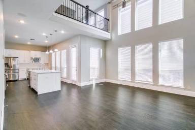 Main picture of 766 E Main St